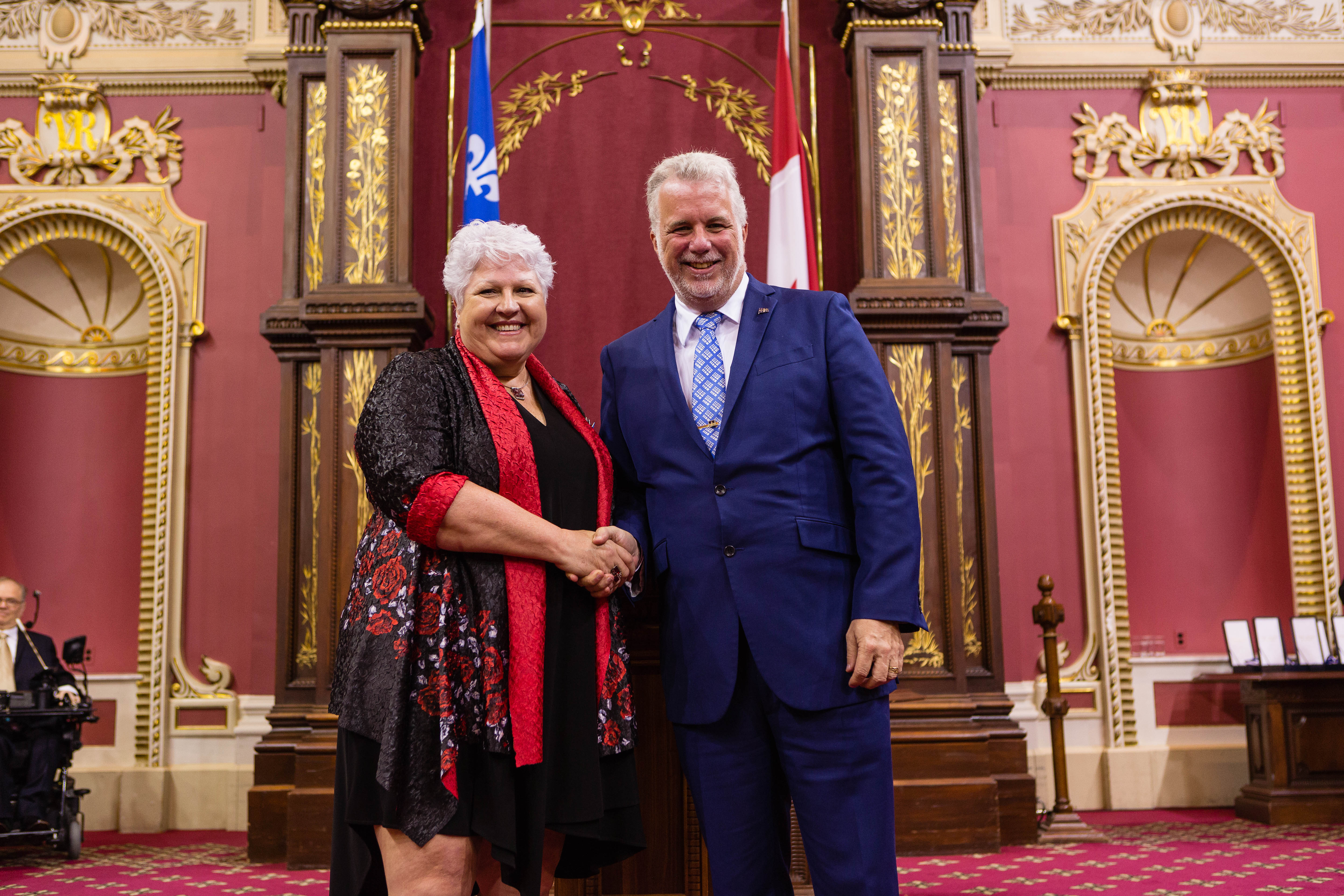 Maria Duchesneau Labrecque et le ministre Philippe Couillard - Ordre national du Québec